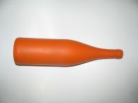 Oranžine spalva nudažytas vyno butelis